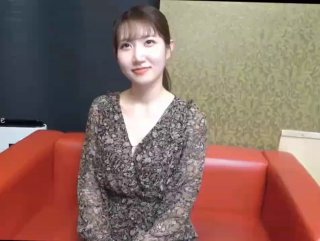 出去玩下面又痒了，找个地方直接抠逼